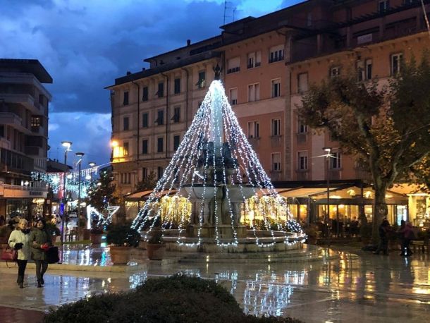Piazza decorata con illuminazioni natalizie - Axente Luminarie