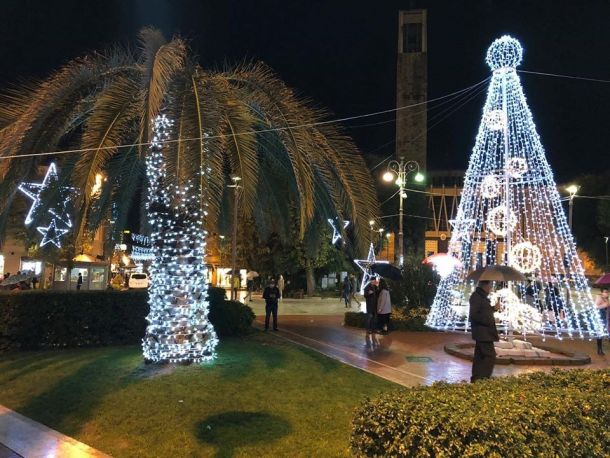 Piazza decorata con illuminazioni natalizie - Axente Luminarie