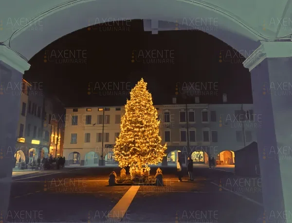 Grande albero di Natale illuminato in piazza del comune