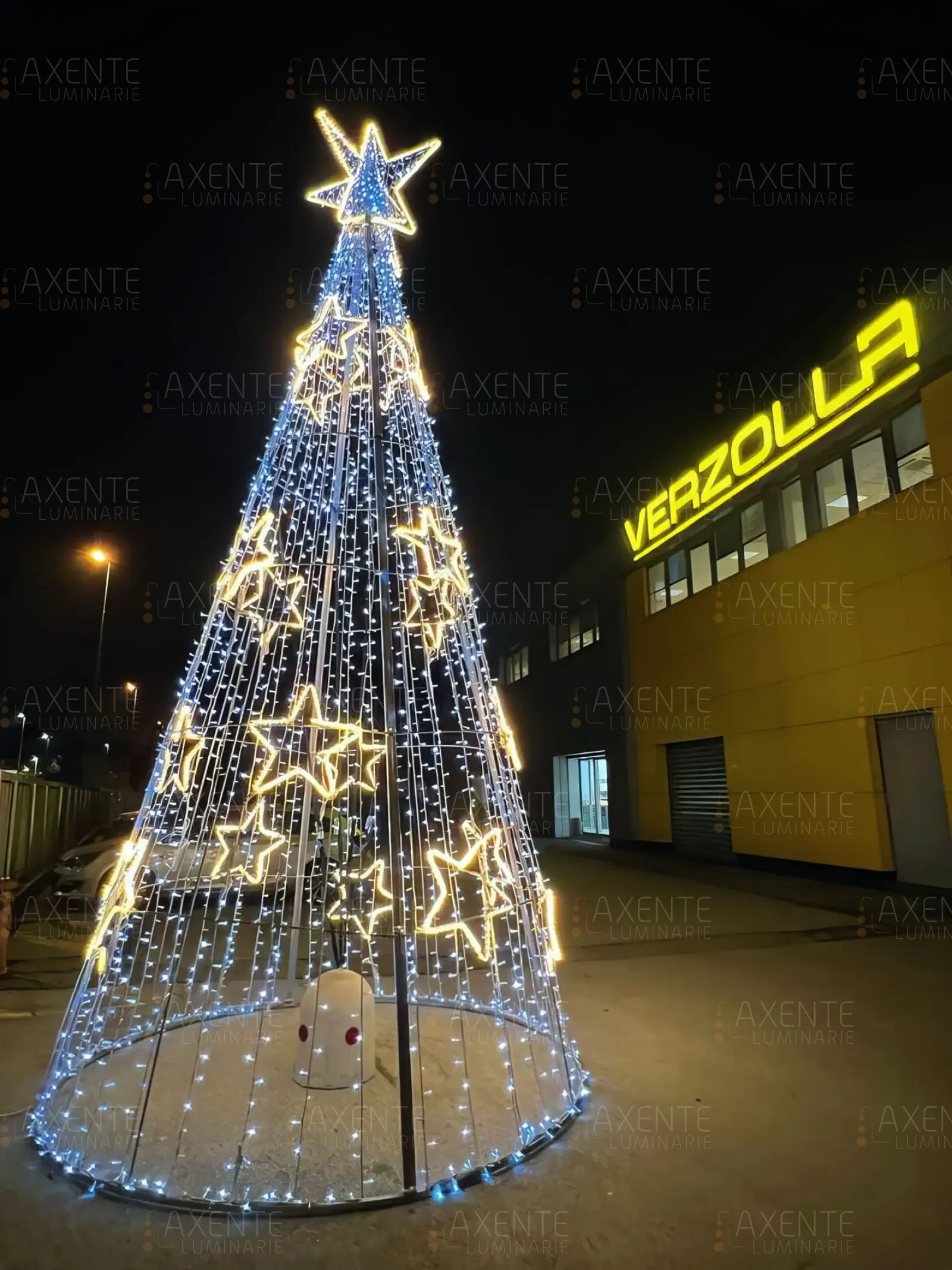 Albero di Natale con stelle luminarie in centro commerciale