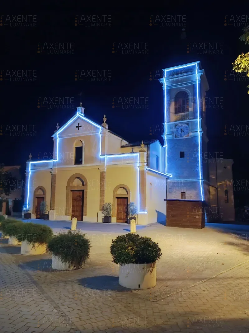 Chiesa addobbata con luminarie per festa patronale