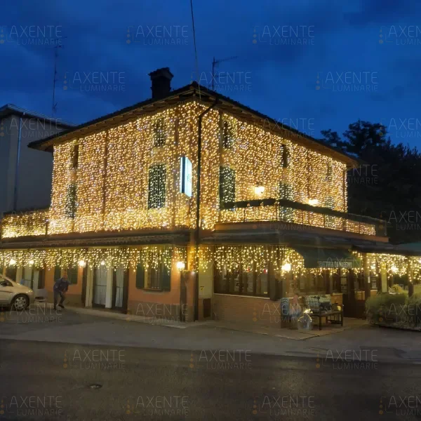 Decorazioni luminose su facciata esterna di una casa